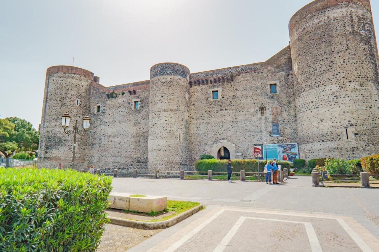 Castle Living Apartment Катания Екстериор снимка