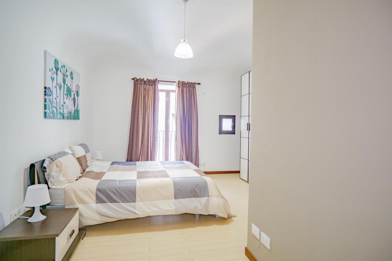 Castle Living Apartment Катания Екстериор снимка