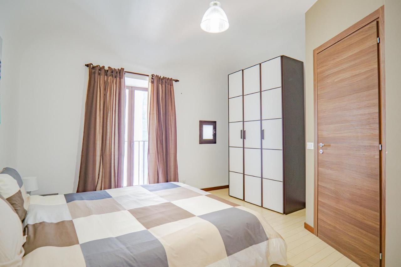 Castle Living Apartment Катания Екстериор снимка