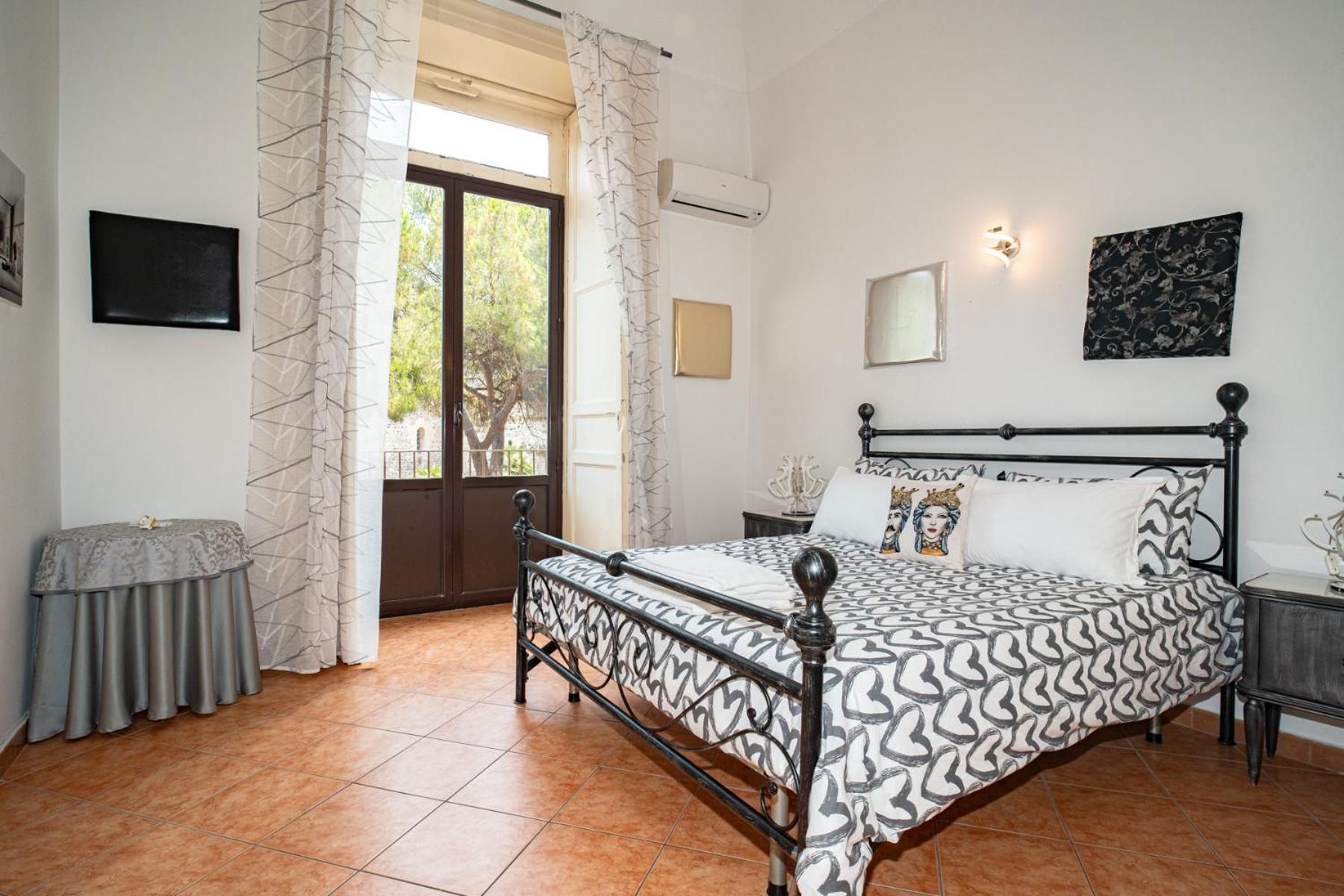 Castle Living Apartment Катания Екстериор снимка