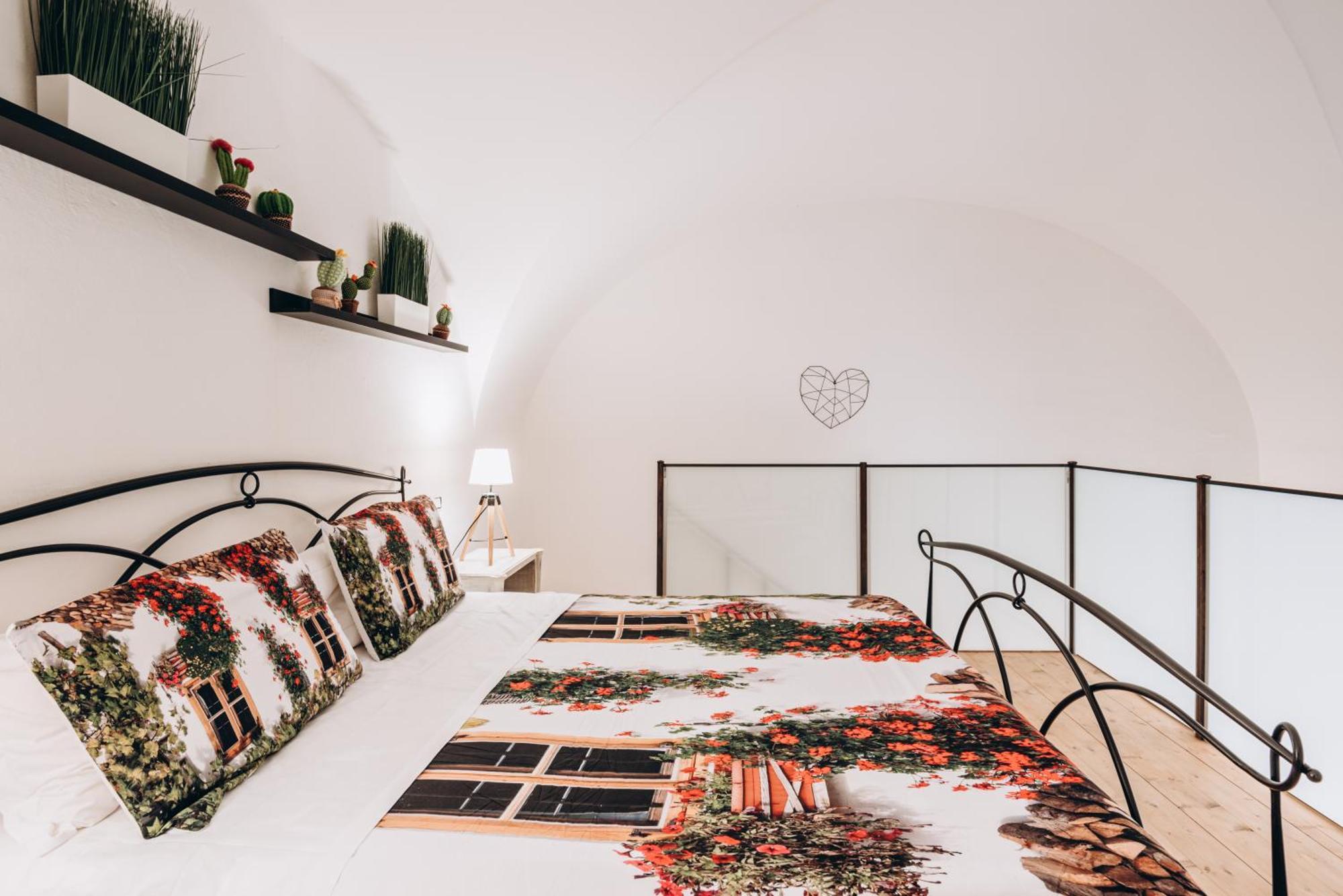 Castle Living Apartment Катания Екстериор снимка